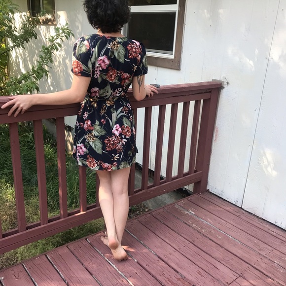 Forever 21 Floral wrap dress - Picture 2 of 2